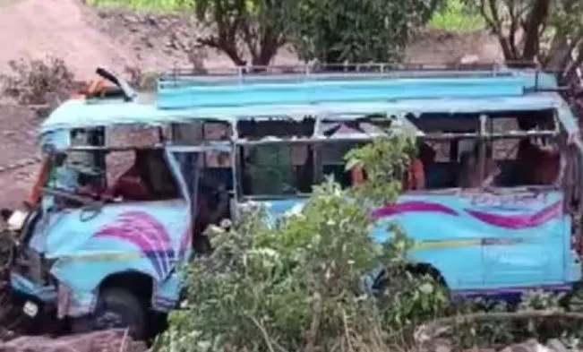 जम्मू-कश्मीर: श्रद्धालुओं को ले जा रहा वाहन पलटा, एक महिला की मौत, 24 घायल