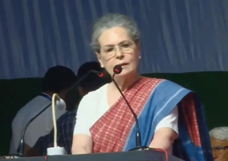 कर्नाटक को किसी नेता के आशीर्वाद की जरूरत नहीं: सोनिया गांधी