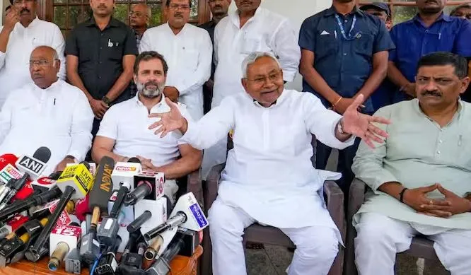 मल्लिकार्जुन खरगे और राहुल गांधी के साथ नीतीश कुमार ने की चर्चा, विपक्षी दलों की बैठक की तिथि एक-दो दिनों में