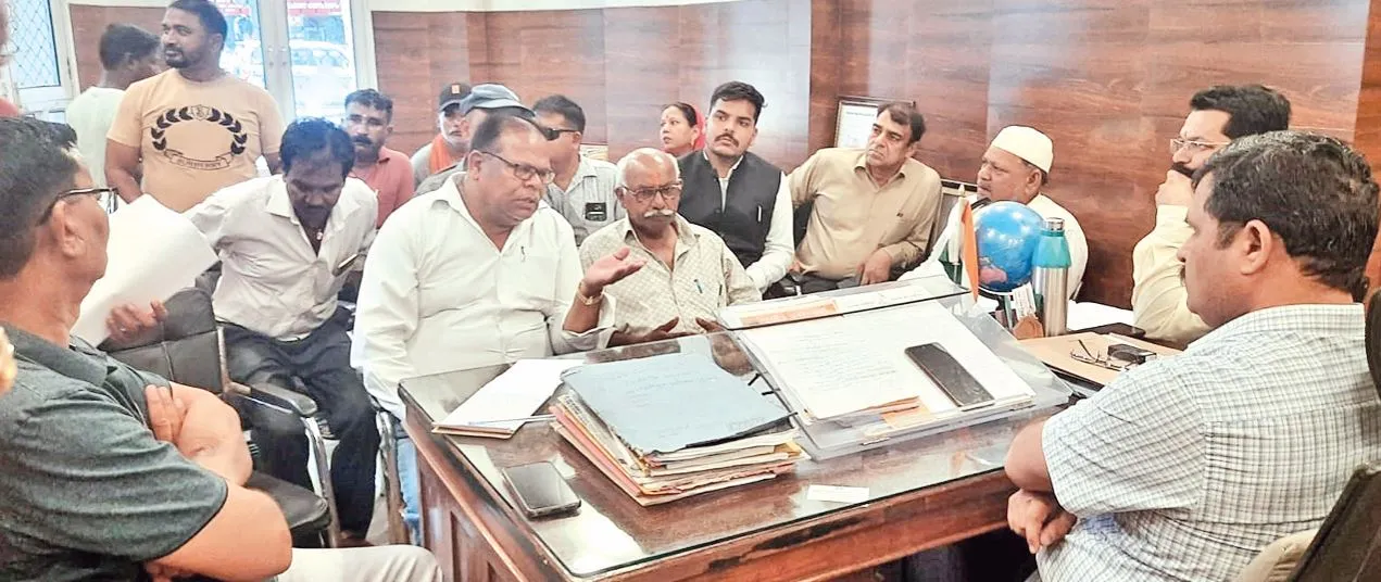 Kashipur News : 17 सूत्रीय मांगों को लेकर नगर आयुक्त कार्यालय में काटा हंगामा