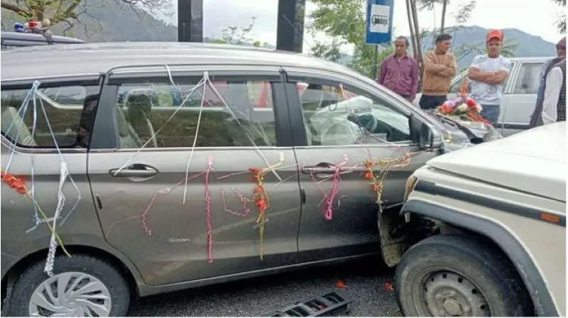 टिहरी गढ़वाल: दूल्हे की कार और बुलेरो की हुई टक्कर, बड़ा हादसा टला 