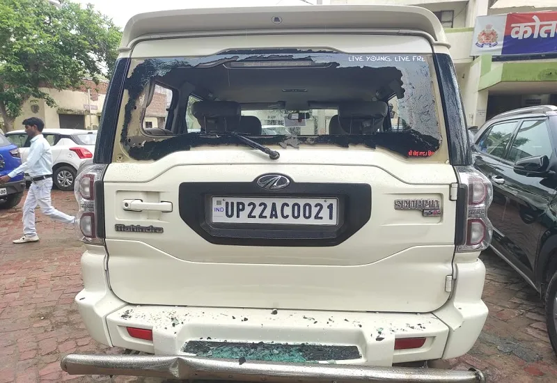 रामपुर : मामूली बात को लेकर आरोपियों ने पूर्व विधायक की कार पर किया पथराव