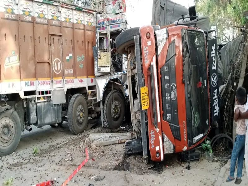 अयोध्या: ट्रक और डीसीएम में टक्कर, चालक घायल, बिजली पोल टूटा व गुमटी क्षतिग्रस्त