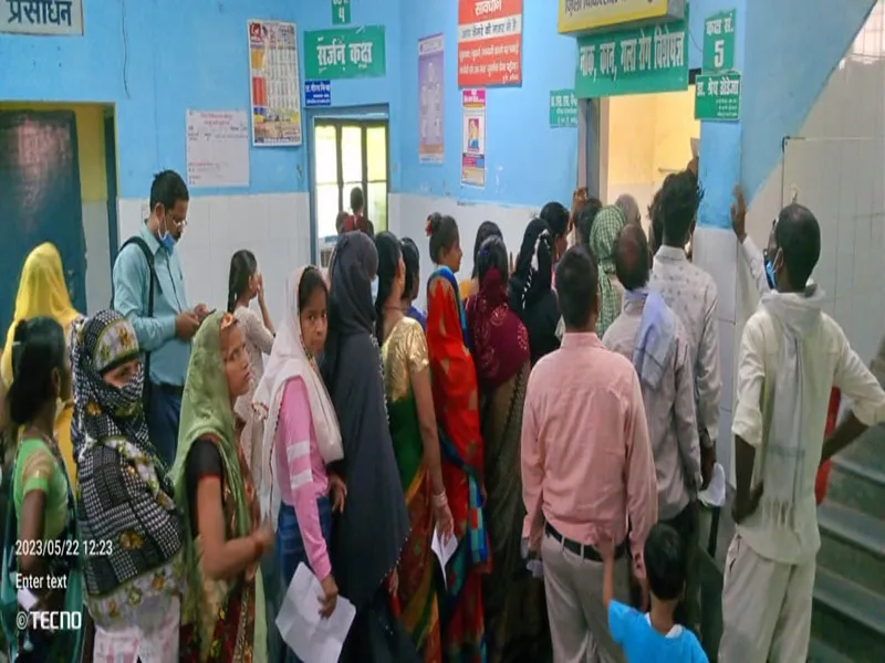 सीतापुर: बढ़ती गर्मी से चरमराई जिला अस्पताल की व्यवस्था, एक बेड पर दो-दो मरीजों का हो रहा है इलाज