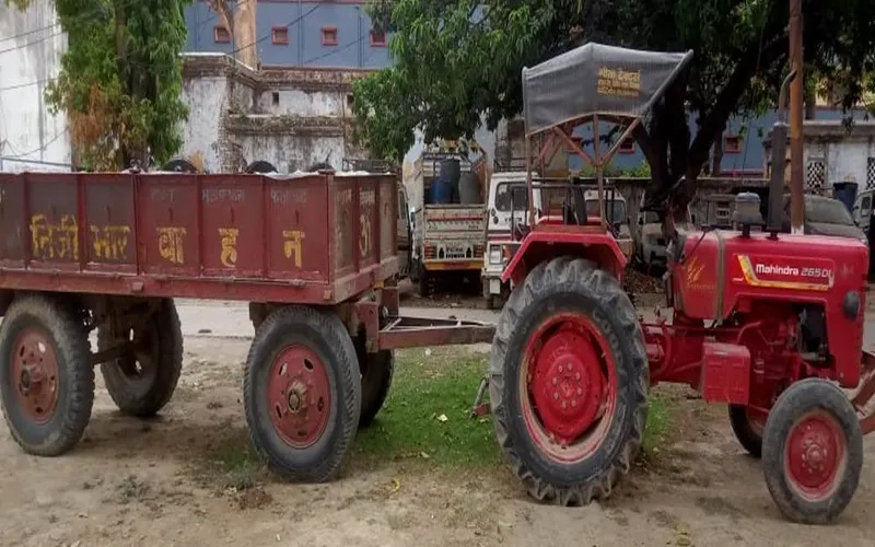 अयोध्या: नहीं थम रहा सरयू किनारे अवैध खनन, बालू लदी ट्रैक्टर-ट्राली सीज 