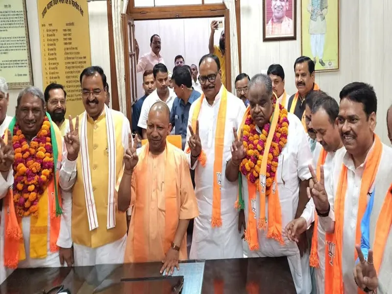 UP विधान परिषद की दो सीट के लिए BJP और सपा के प्रत्‍याशियों ने किया नामांकन 