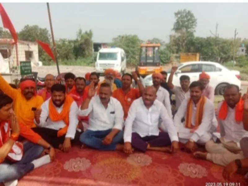 बस्ती: टोलकर्मियों पर दुर्व्यवहार का आरोप, धरने पर बैठे विश्व हिंदू महासंघ के जिलाध्यक्ष