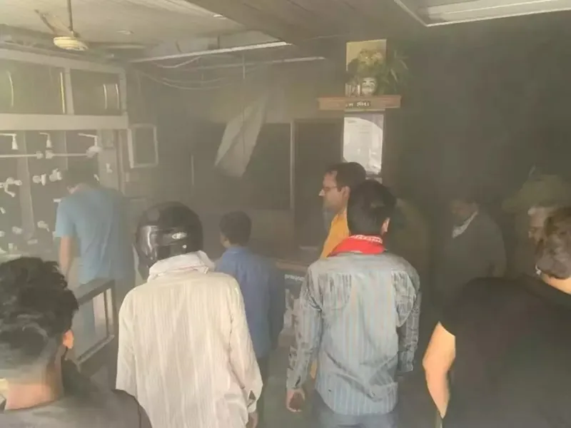 वाराणसी: प्लास्टिक शीट की एजेंसी में लगी आग, मची अफरा-तफरी