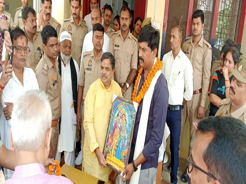 बहराइच: नम आंखों से व्यापारियों और सह कर्मियों ने दी प्रभारी निरीक्षक जरवलरोड को विदाई