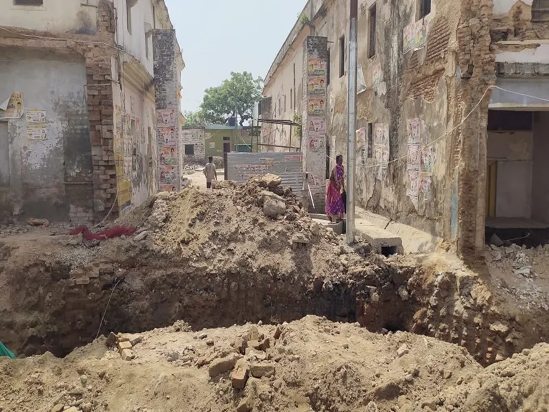 अयोध्या: कल आनी है बारात, खोद डाला लड़की वालों के घर जाने का रास्ता, चिंता में डूबा परिवार