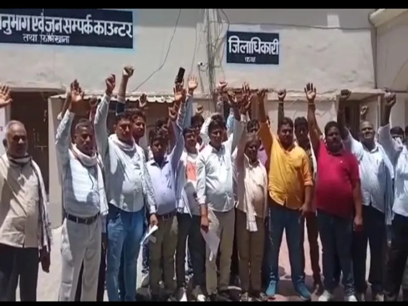 रायबरेली: महिला पंचायत सचिव ने दी फंसाने की धमकी, जिलाधिकारी की चौखट पर पहुंचे प्रधान