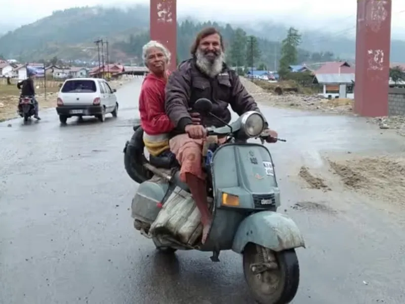 मां के लिए श्रवण कुमार बन गया मैसूर का “कृष्ण”, पांच साल से मां को देश-विदेश के मंदिरों का करा रहा भ्रमण
