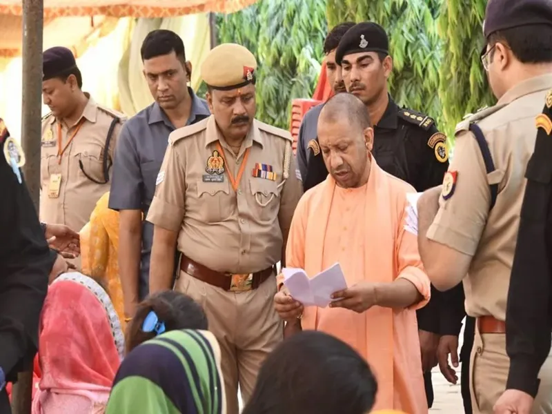 गोरखपुर: जनता दर्शन में फरियादियों से बोले सीएम योगी- घबराइए मत, हम कराएंगे समस्या का समाधान