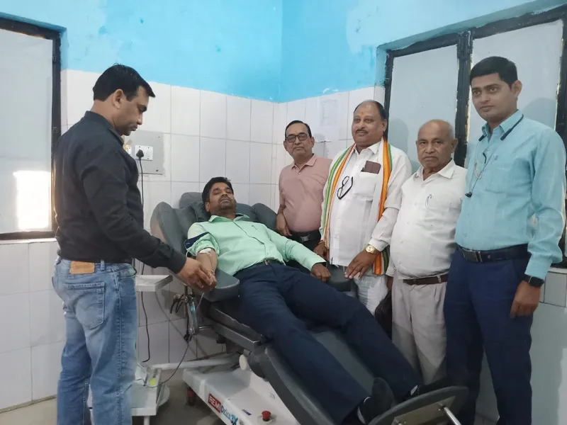 बहराइच: कांग्रेस पार्टी ने मनाया पूर्व प्रधानमंत्री का बलिदान दिवस, गोष्ठी के साथ जिला अस्पताल में किया रक्तदान