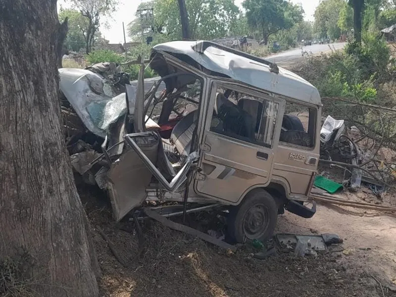 बांदा में भीषण सड़क हादसा: बारात से लौट रही बोलेरो पेढ़ से टकराई, चार की मौत, कई घायल