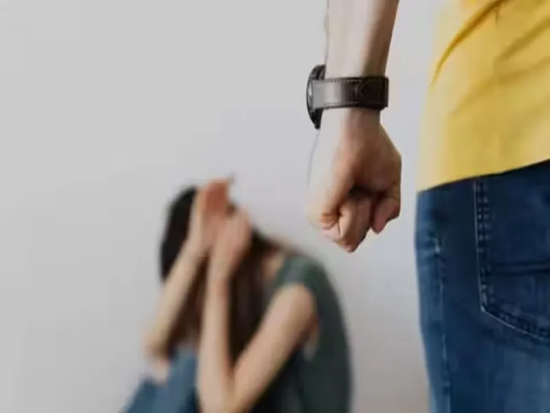 हरदोई: शिष्या से दूसरी शादी करने वाले गुरुजी ने पहली पत्नी और बेटे को घर से भगाया