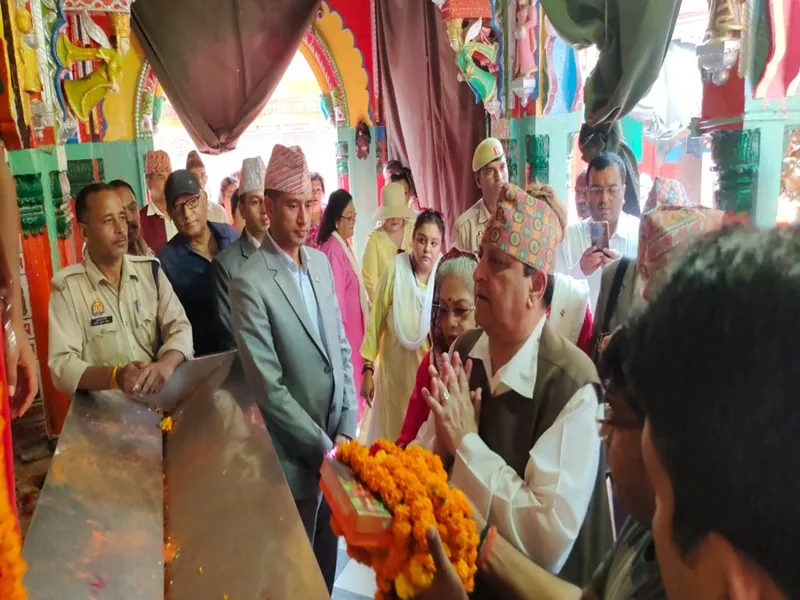 अयोध्या: नेपाल नरेश ने परिवार के साथ किया रामलला का दर्शन