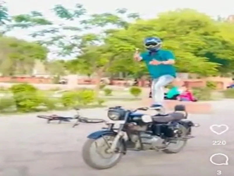 लखनऊ: असलहा लेकर बुलेट पर खतरनाक स्टंट, Video वायरल