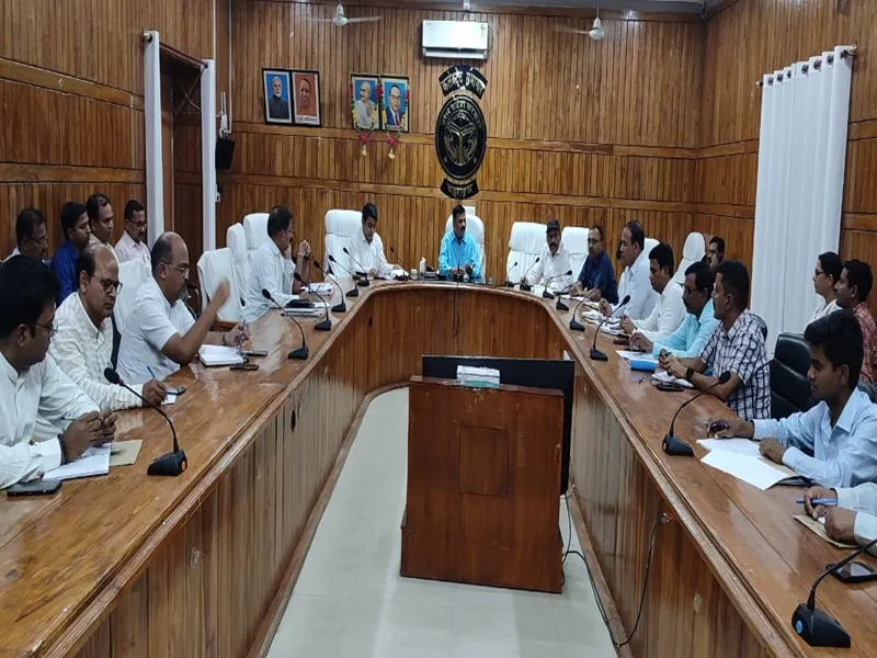 बहराइच: बैठक से अनुपस्थित बीडीओ और अल्प संख्यक कल्याण अधिकारी का वेतन रोकने के निर्देश, मांगा स्पष्टीकरण तलब