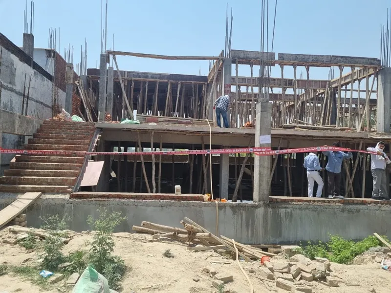 लखनऊ: निर्माणाधीन अपार्टमेंट व कॉम्पलेक्स सील, चेतावनी के बाद भी कराया जा रहा था चोरी-छिपे निर्माण 