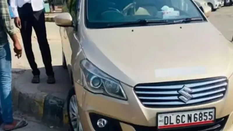 आगरा: नशे में धुत चालक ने दौड़ाई कार, लोगों ने भागकर बचाई जान