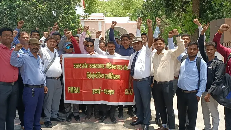बहराइच: डिप्टी सीएम ब्रजेश पाठक के बयान से नाराज हुए मेडिकल रिप्रेजेंटेटिव, कलेक्ट्रेट में किया प्रदर्शन, सौंपा ज्ञापन