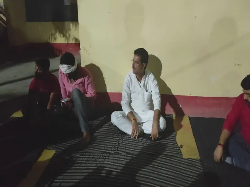 अमेठी: पुलिस की कार्यशैली से नाराज सपा विधायक गौरीगंज कोतवाली परिसर में धरने पर बैठे, जानें मामला