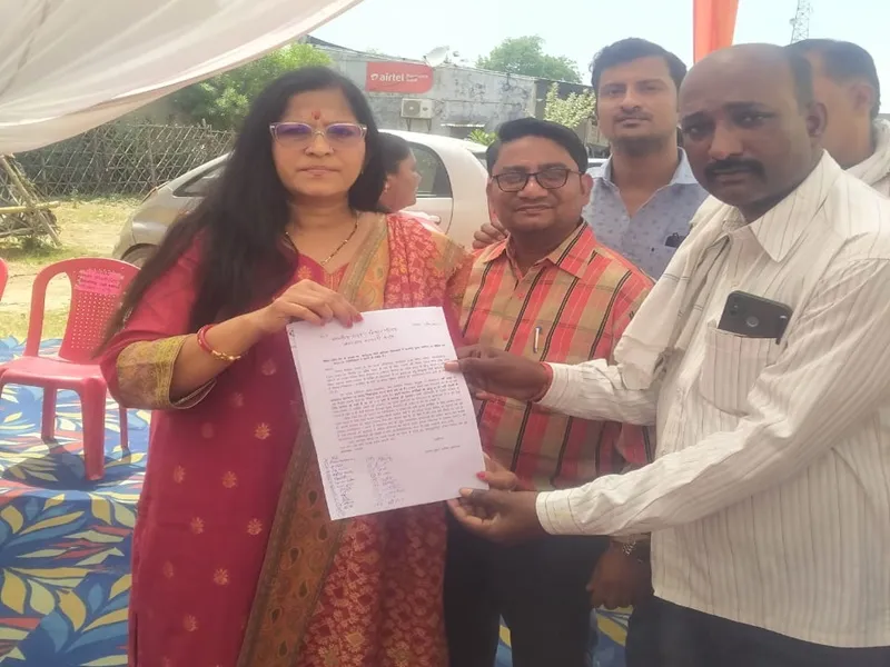 बहराइच: सरकार कस्तूरबा विद्यालय के कर्मचारियों का कराए समायोजन, कर्मचारियों ने एमएलसी को सौंप ज्ञापन 