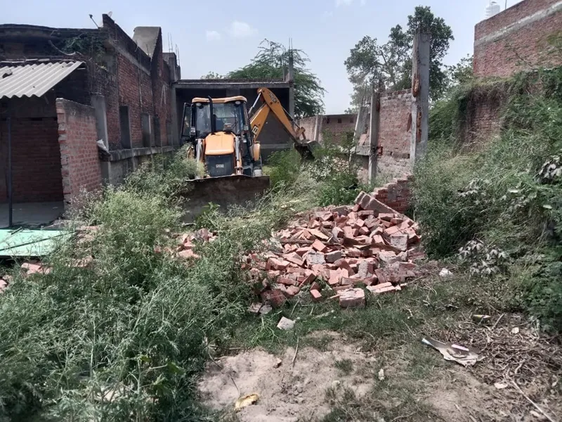 रायबरेली: बिना नोटिस घर गिरवाने जेसीबी संग पहुंचे तहसीलदार से भिड़े ग्रामीण, जमकर हुई नोकझोंक, जानें पूरा मामला