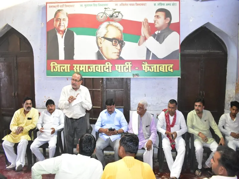 अयोध्या: सपा महापौर प्रत्याशी ने किया सरयू पूजन, लोगों से की मुलाकात