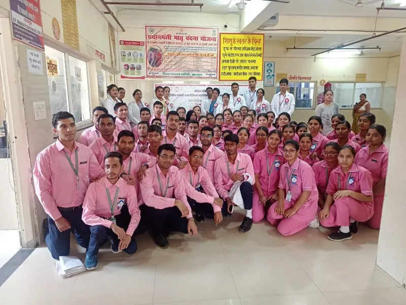 International Nursing Day: बहराइच में नर्सिंग छात्रों ने चलाया हस्ताक्षर अभियान