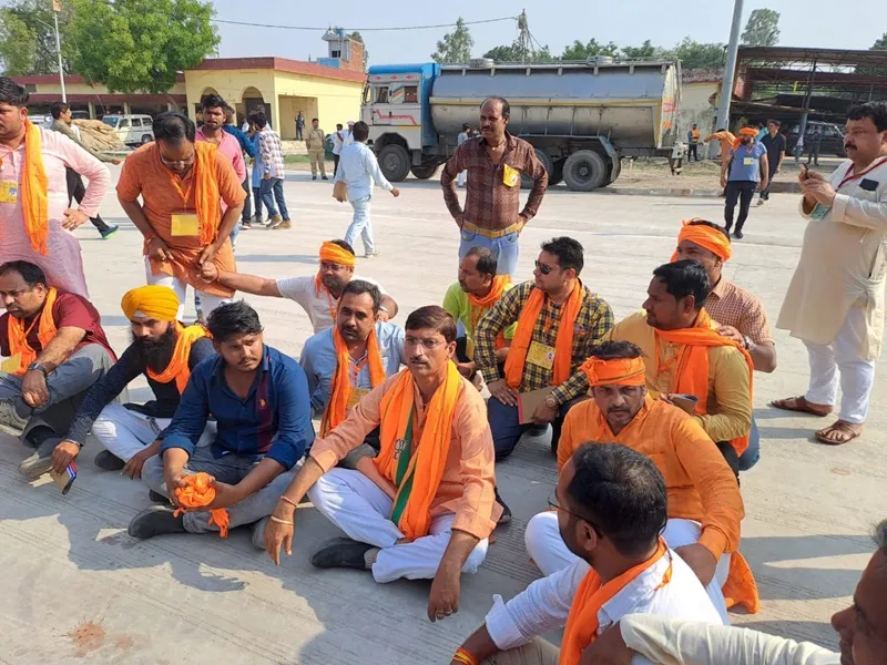 गोंडा निकाय चुनाव: मतगणना स्थल पर धरने पर बैठे भाजपाई, बैलेट बाक्स खुला होने का लगाया आरोप