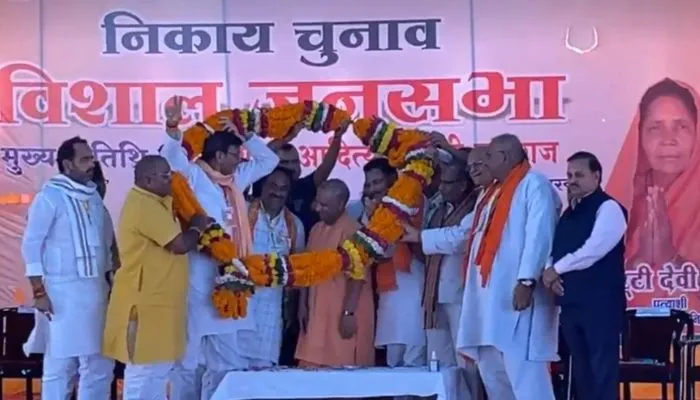 CM Yogi In Chitrakoot: सीएम बोले- राम के अस्तित्व पर सवाल और लोहिया के नाम पर राजनीति, अराजकता को बढ़ावा देती सपा
