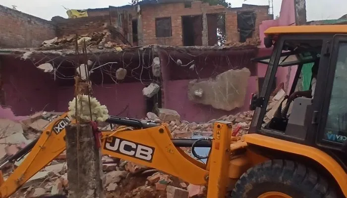 Chitrakoot News : नाबालिग से दुष्कर्म के आरोपियों के घर पर चला बुलडोजर, तीर्थक्षेत्र में हुई  वारदात पर कार्रवाई