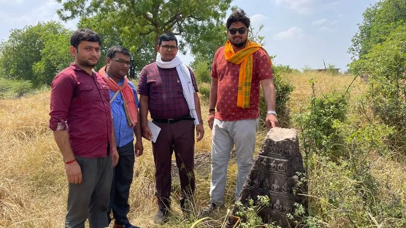 Chitrakoot News : अमृत विचार की खबर का हुआ असर, टीम ने किया कथित बौद्ध बिहार और वोटिव स्तूप का निरीक्षण