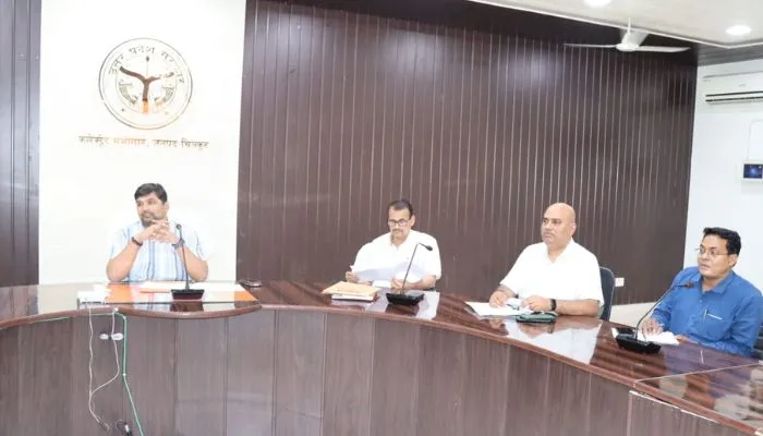 Chitrakoot News : अधिक लोड वाले इलाकों में चलाएं चेकिंग अभियान, जिले में बिजली आपूर्ति की समस्या पर डीएम गंभीर