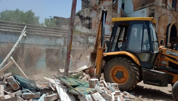 Chitrakoot: पुरानी कोतवाली परिसर में चला बुलडोजर, जमींदोज हुए आशियाने, SDM की अगुवाई में हुई अतिक्रमणरोधी कार्रवाई