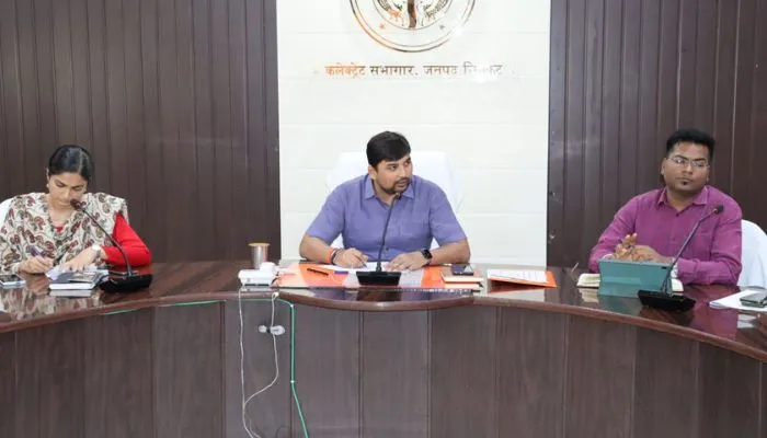 Chitrakoot: गांवों की सड़कों की मरम्मत से पहले न दें सत्यापन प्रमाणपत्र, डीएम ने एडीएम नमामि गंगे को दिए निर्देश