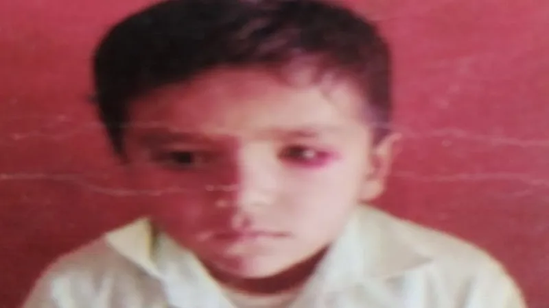 संभल: ट्रैक्टर से उछल कर सड़क पर गिरा बालक, मौत