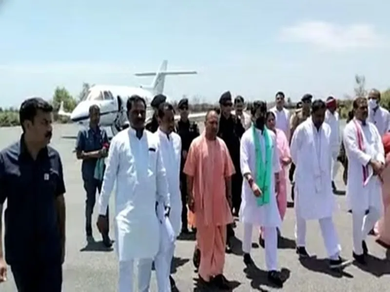 मैनपुरी: सीएम योगी और ज्योतिरादित्य सिंधिया ने माधवराव सिंधिया की प्रतिमा का किया अनावरण