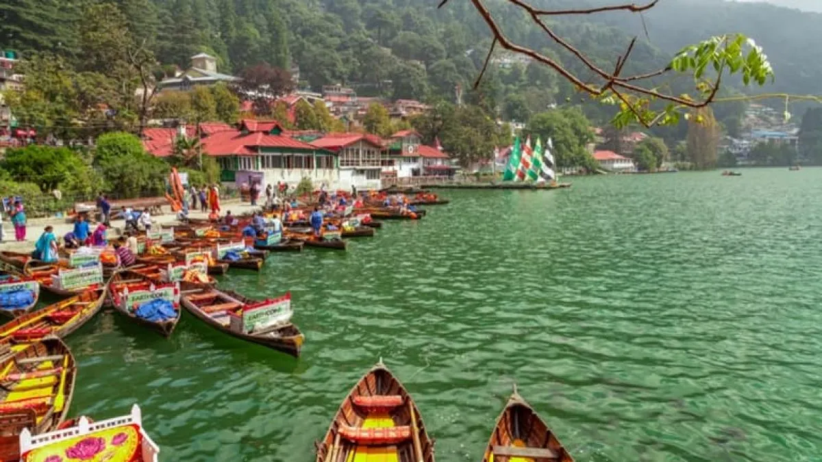 नैनीताल: झील में बोटिंग के दौरान युवक-युवती ने काटा केक, अब होगी उन पर कार्रवाई