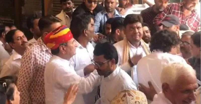 अजमेर में बैठक से पहले भिड़े कांग्रेसी, एक दूसरे के खिलाफ की नारेबाजी 