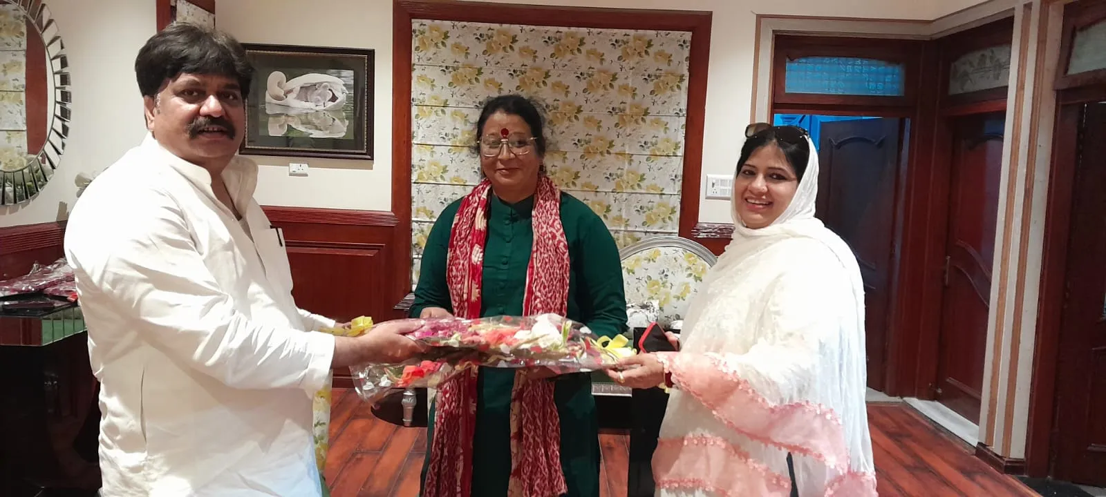 बदायूं: सपा महिला मोर्चा की प्रदेश सचिव इंदु सक्सेना ने दिया फात्मा रजा को समर्थन
