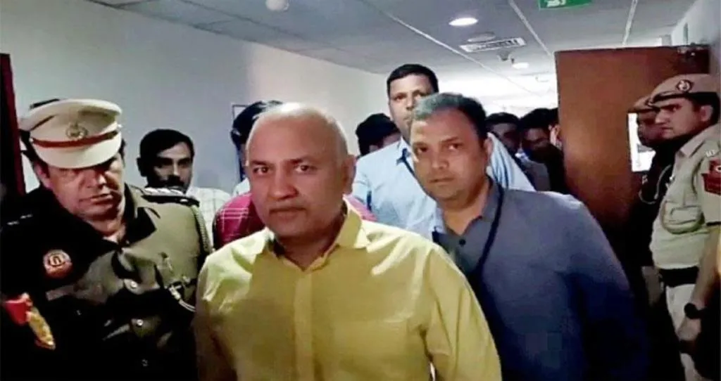 आप ने पुलिसकर्मी पर सिसोदिया से बदसलूकी करने का आरोप लगाया, पुलिस ने किया इनकार