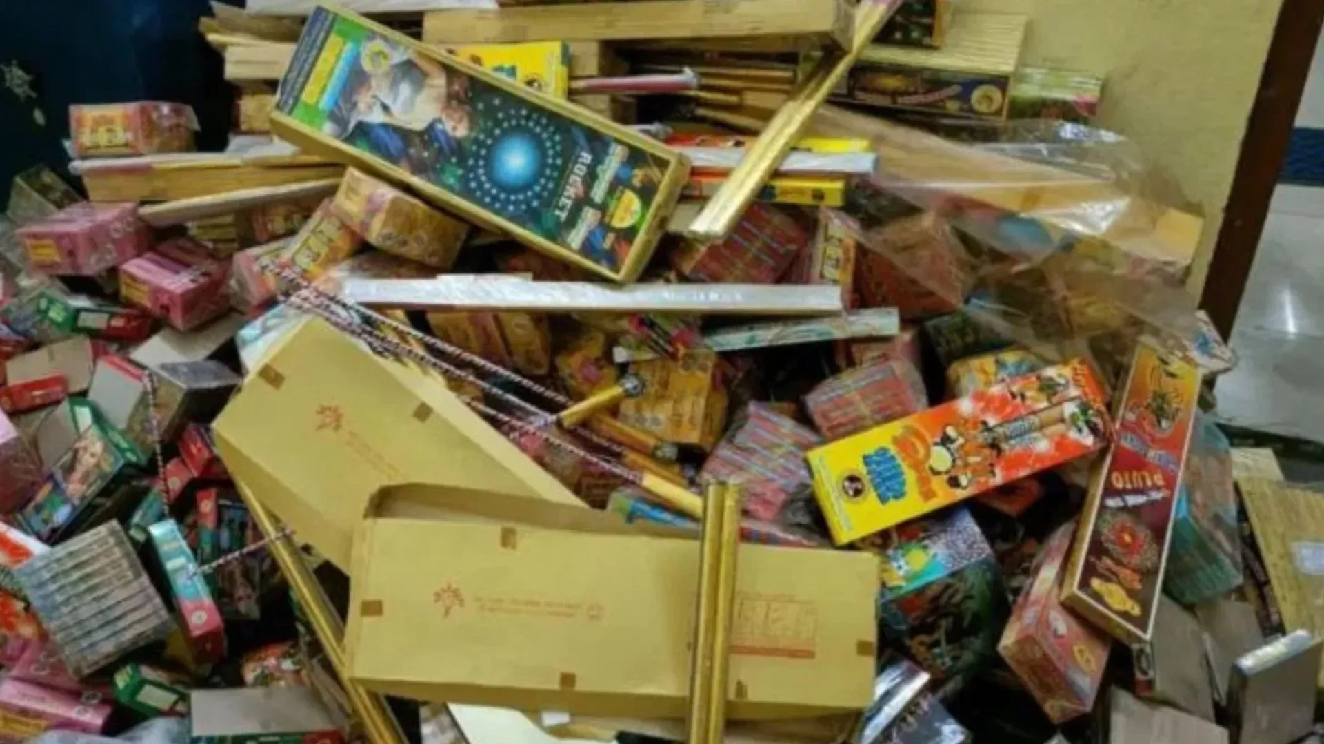 पश्चिम बंगाल में भारी मात्रा में पटाखे जब्त, कई गिरफ्तार 