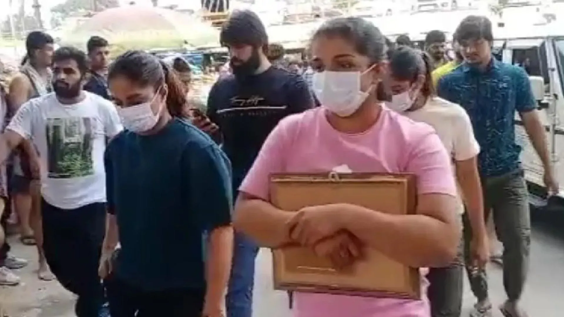 नरेश टिकैत ने पहलवानों को गंगा में मेडल बहाने से रोका, सरकार को दिया 5 दिन का अल्टीमेटम