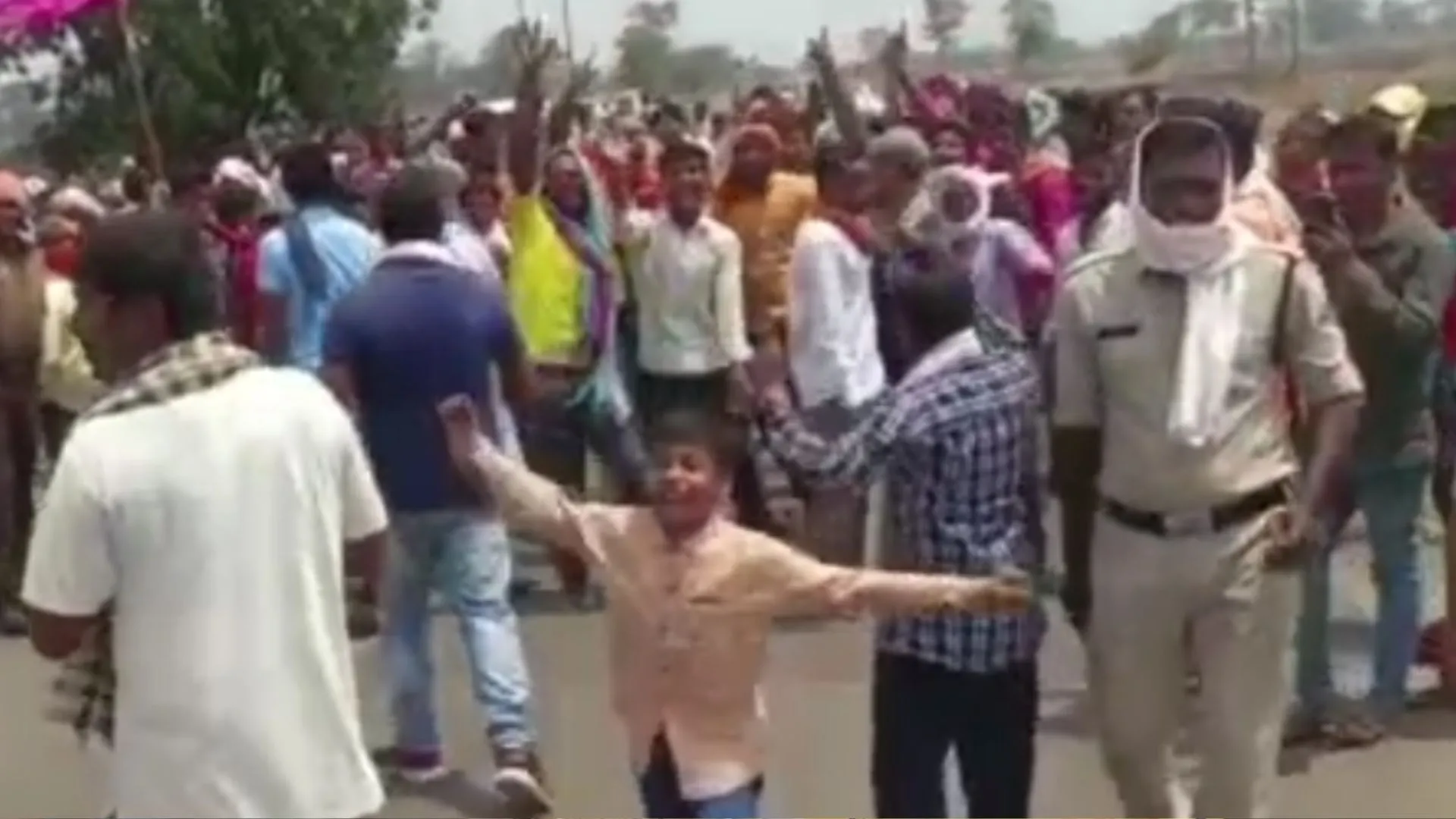 छत्तीसगढ़: सड़क निर्माण की मांग को लेकर जाम, आश्वासन के बाद हटे ग्रामीण 