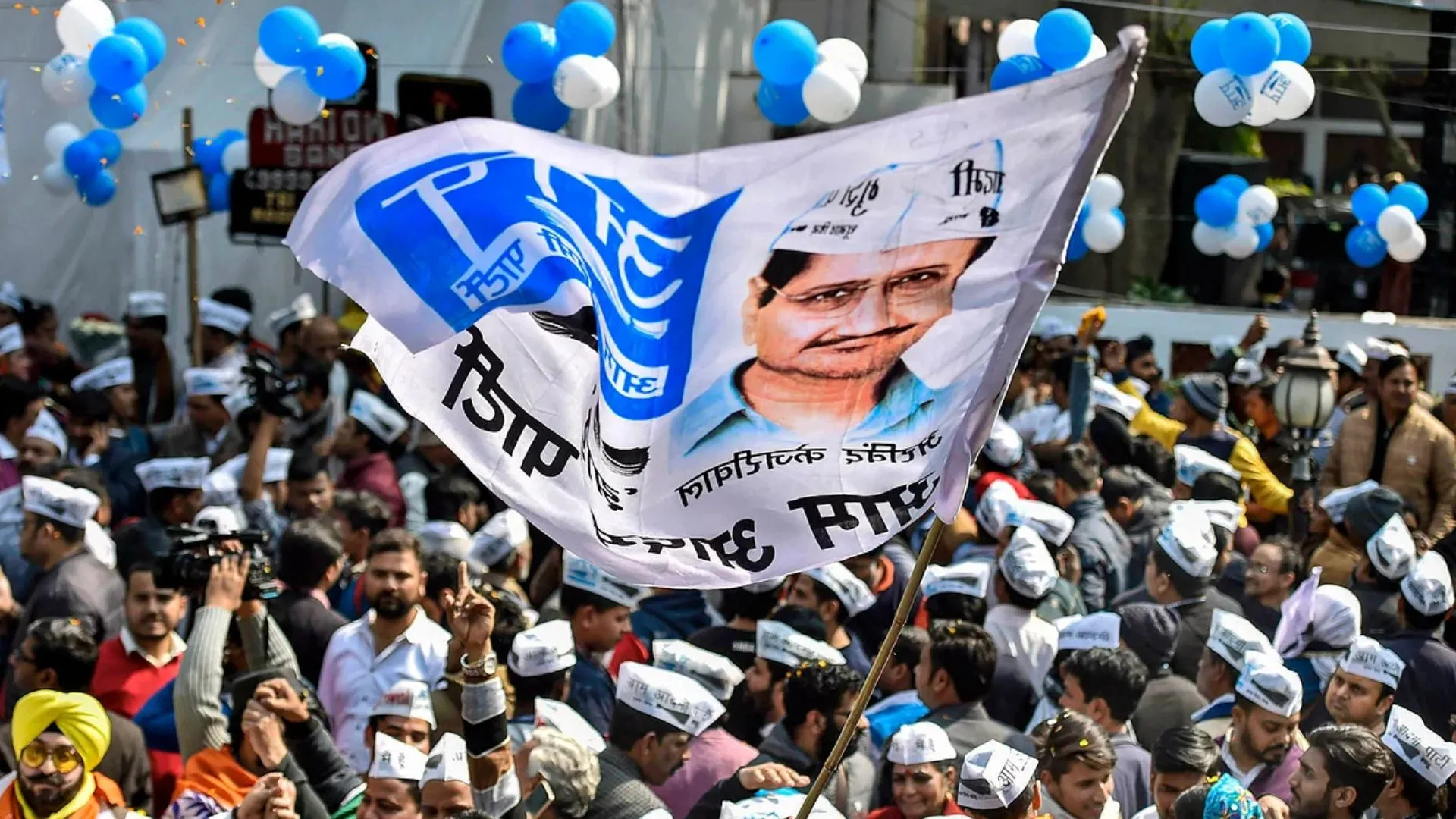 केंद्र का अध्यादेश ‘असंवैधानिक’ है, यह दिल्ली सरकार से शक्तियां छीनने की कोशिश है : आप 