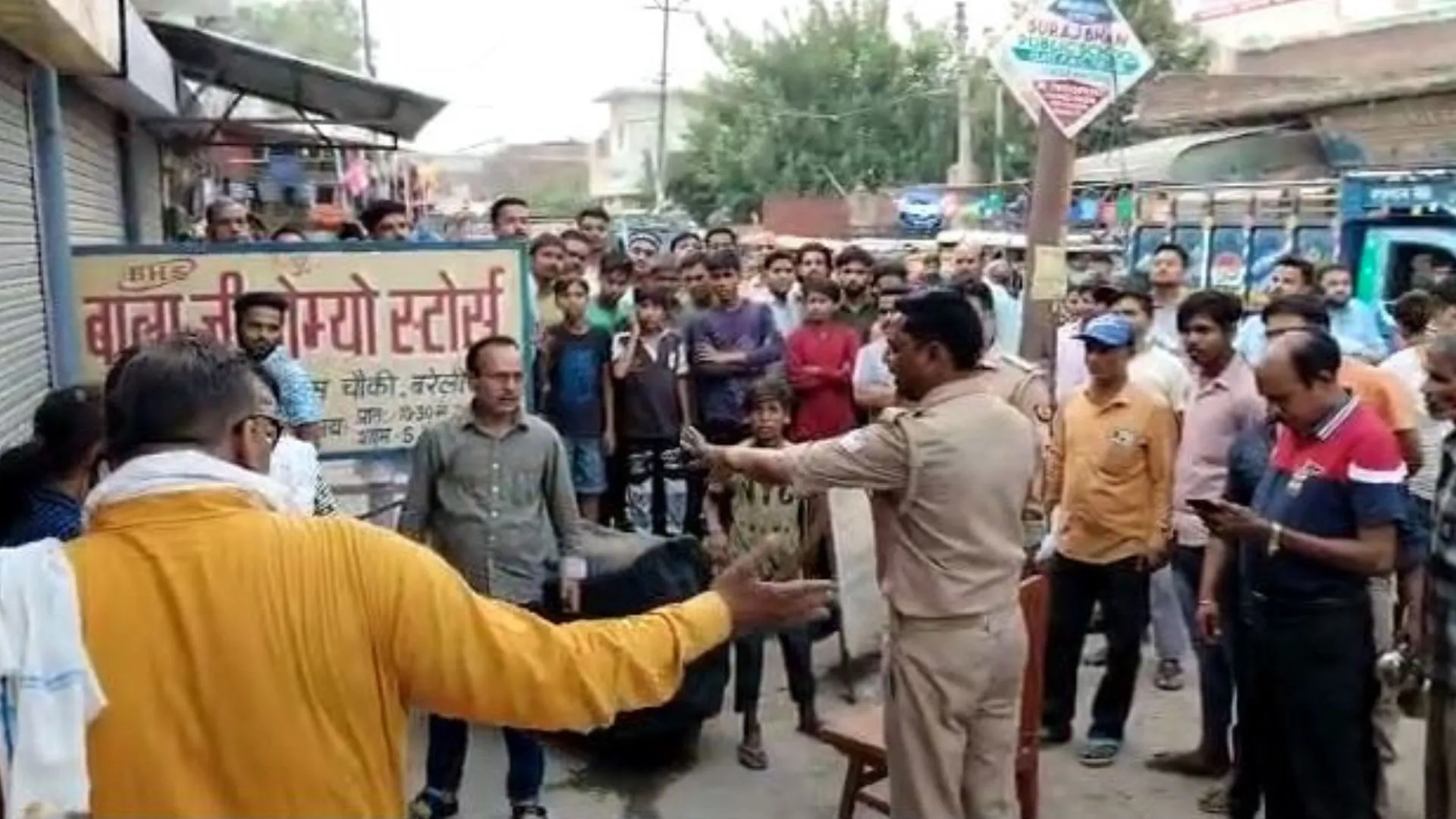 बरेली: दुकान पर कब्जे को लेकर चौकी से चंद कदम की दूरी पर जमकर चले लात घूसे, तमाशबीन बनी रही पुलिस 