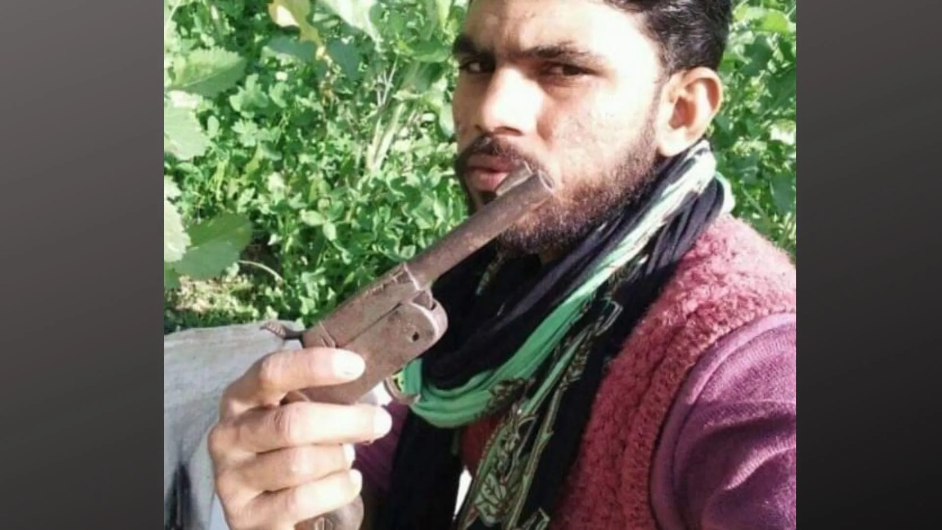 बरेली: बेखौफ शख्स ने तमंचे के साथ सोशल मीडिया पर डाला फोटो, हुआ वायरल